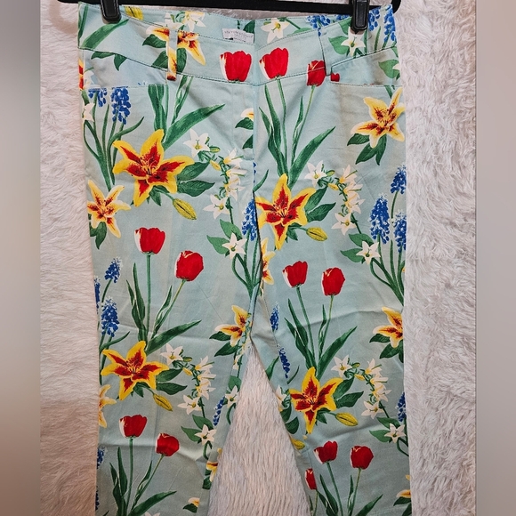New York & Company Floral Print Capris - Red and Green on Light Blue Size 6 - Picture 10 of 11